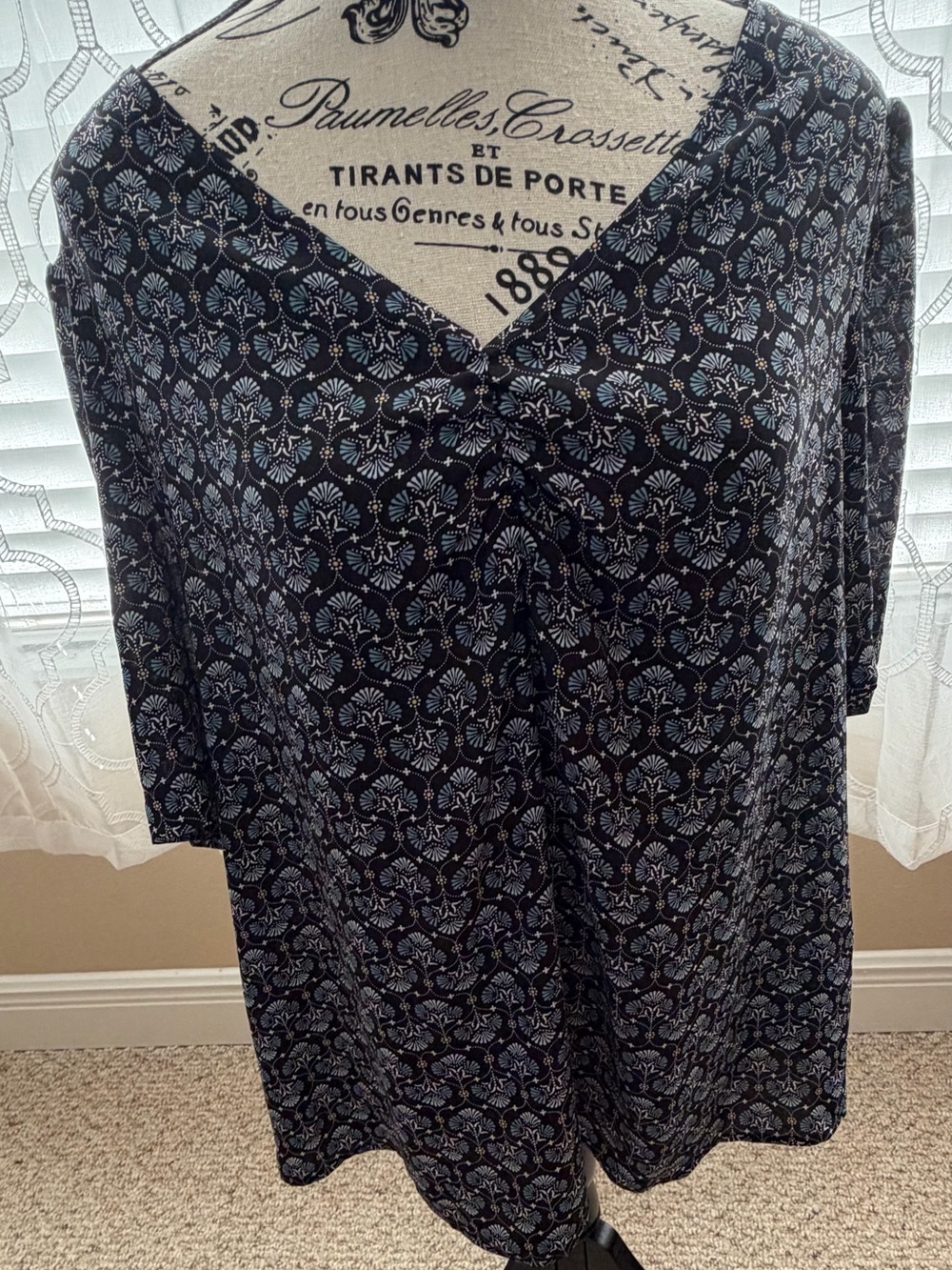 LOFT Black Blue Floral Print V-Neck Womens Top Large - Lightly Used